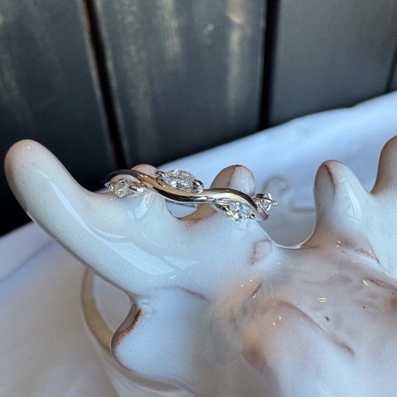 Leaf CZ Band Ring 925SS-NWOT - Picture 2 of 8